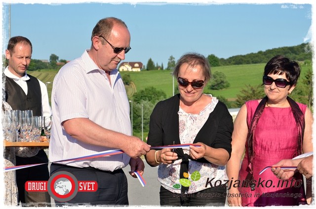 Župan Jože Čakš in mag. Zinka Berk med prerezom traku na cesti skozi poslovno cono Mestinje Bohor